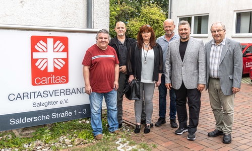 Ercan Kilic (Initiator), Kai und Ursel Wolter (DSS Security & Service GmbH), Jens Neubert (Gärtnerei Starke), Özcan Irkan (KSV Vahdet) und Klaus Schlinga (Caritas) (v. li.).
