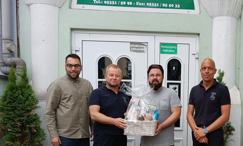 Mit einem Präsentkorb, der zum Abschluss überreicht wurde, drückte der Türkisch-Islamische Kulturverein seine Dankbarkeit aus (v. l.): Mustafa User, Olaf Glaeske, Bekir Yalcin und Marco Dickhut.