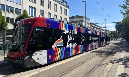 Die bunte Straßenbahn wird zukünftig durch die Stadt als Zeichen für Vielfalt und Toleranz.
