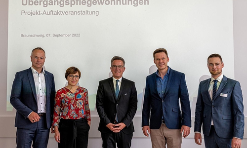 v. l.: Rouven Langanke (Prokurist Nibelungen-Wohnbau), Dr. Christine Arbogast (Sozialdezernentin Stadt Braunschweig), Dr. Thomas Bartkiewicz (Ärztlicher Direktor des Klinikums Braunschweig), Dr. Markus Kröckel (Vorstand Caritasverband Braunschweig) und Dr. Jonas Schwartze (Wohnungsentwicklung Nibelungen-Wohnbau, Projektleiter)