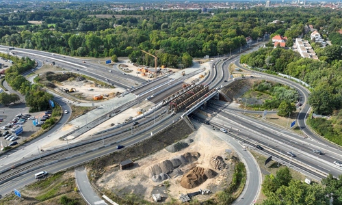 Blick auf das Kreuz Süd in Braunschweig Anfang September 2022 aus Südosten aufgenommen. Das Teilbauwerk für die Fahrtrichtung Bad Harzburg, oben im Bild, steht kurz vor dem Anschluss an die ursprüngliche Linienführung. 