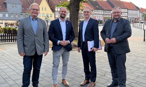 v.li. stellv. Bürgermeister Wolfgang Waldau, Bürgermeister Malte Schneider, Staatssekretär Stephan Manke, SPD-Fraktionsvorsitzender Jan Fricke