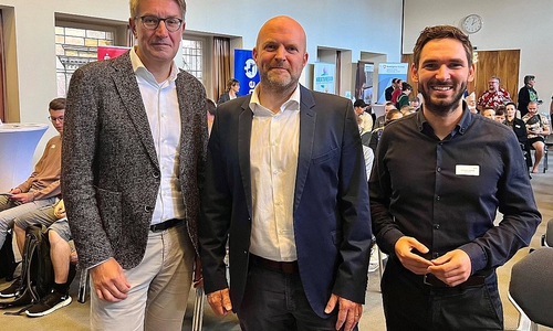 v.l.n.r.: Gerold Leppa (Geschäftsführer der Braunschweig Zukunft GmbH) und Dr. Florian Löbermann (Hauptgeschäftsführer der IHK Braunschweig) begrüßten im Namen der mehr als 20 Mitglieds-Institutionen des Gründungsnetzwerks Braunschweig gemeinsam mit Moderator Falk-Martin Drescher rund 70 Gäste beim 11. Gründungstag.