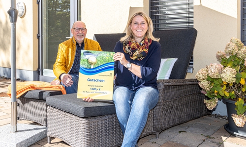  Eike Hulsch, Vorsitzender des Vereins Leben mit Krebs Goslar-Salzgitter konnte die Spende an Britta Bötel vom Hospiz überreichen. 