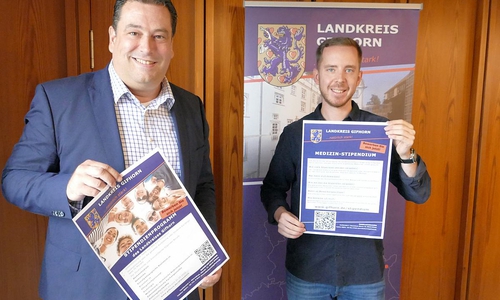 Bewerbungsstart für das Landkreis-Stipendium: Bis zum 31. Oktober 2022 können sich Auszubildene und Studierende aus elf Berufen für das Stipendium bewerben. Niklas Lillie (r.) steht für Rückfragen zur Verfügung.
