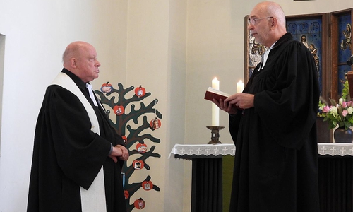 Volker Menke (r.) entpflichtet Pastor Martin Blasig.