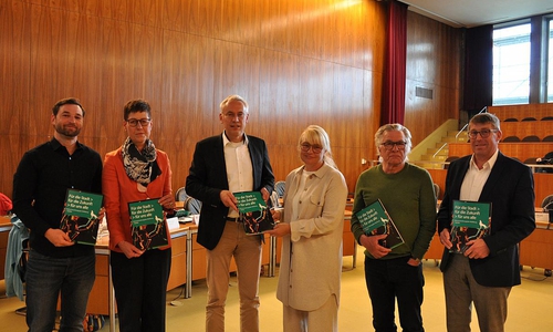 Der neue Kulturentwicklungsplan wird von Stadtbaurat Kai-Uwe Hirschheide an Kulturausschuss-Vorsitzende Sandra Straube überreicht im Beisein vom Geschäftsbereichsleiter Kultur, Andreas Meyer.