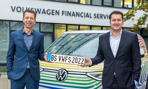 Dr. Christian Dahlheim, CEO der Volkswagen Financial Services AG (l.) und Oberbürgermeister Dr. Thorsten Kornblum.