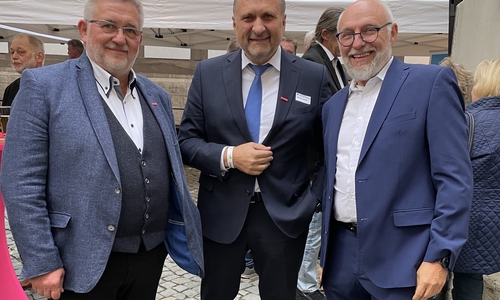 Kammerpräsident Detlef Bade (links) und Hauptgeschäftsführer Eckhard Sudmeyer (rechts) mit Hans Peter Wollseifer, Präsident des Zentralverbands des Deutschen Handwerks.
