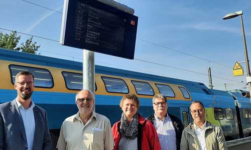(v.l) Tobias Festerling, Detlef Tanke, Elke Kentner, stell. Bürgermeisterin in Peine, Detlef Haßelmann vom Regionalverband und Harald Stolte, Leiter des Amtes für Immobilienmanagement in Peine, vor einem ZIM.