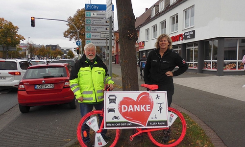 Klaus Seiffert von der Verkehrswacht und Silke Hitschfeld von der Polizei