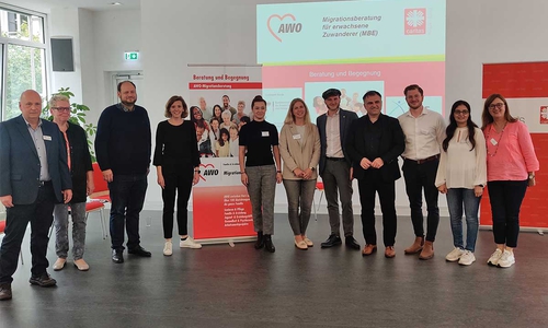 Die Mitarbeiter der Migrationsdienste von Caritas und AWO mit den Bundes- und Landespolitikern. v.l.: Martin Stützer (Leiter der AWO- Migrationsberatung), Ursula Weisser-Roelle (Linke), Jan Hackenberg (CDU), Anikó Glogowski-Merten (FDP), Ilona Slawinski (AWO), Marina Ledwon (AWO), Dr. Andreas Hoffmann (Bündnis 90/Die Grünen), Christos Pantazis (SPD), Julian Pelka (JMD, Caritas), Souad El Oumari (MBE, Caritas), Lydia Sternol (JMD, Caritas).
