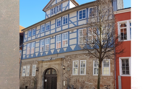 Ein ehemaliges Hofbeamtenhaus ist das Logenhaus der Freimaurerloge „Wilhelm zu den drei Säulen“.