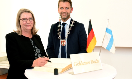 Anne Sipiläinen, Botschafterin von Finnland (links) und Oberbürgermeister Dennis Weilmann.