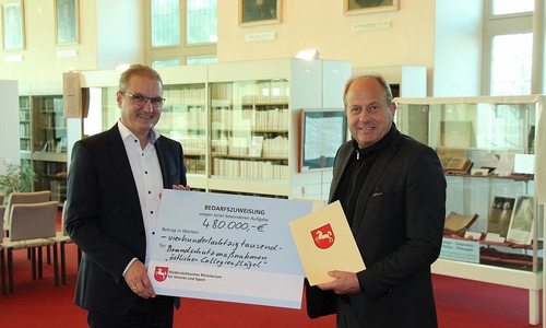 Staatssekretär Stephan Manke und Landrat Gerhard Radeck bei der Übergabe des Beschieds für Brandschutzfördermittel.