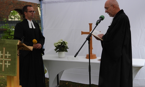 Superintendent Dr. Volker Menke (rechts) führte den Seelsorger Pastor Julian Bergau (links) in sein Amt ein.