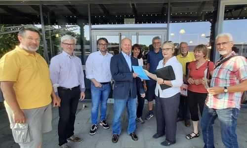 Überreichen der Unterschriftenlisten vor der Lindenhalle.