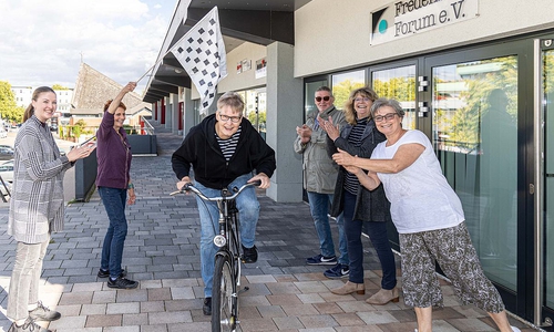 Empfang für die neue Mitarbeiterin: Sie starten gemeinsam auf die nächste Etappe: (von links nach rechts) ehrenamtliches Teammitglied Sabrina Theenhausen, Übungsleiterin Maria Bernaisch, neue Mitarbeiterin ab 1. Oktober Isabel Brandis, Schatzmeister Hans-Herbert Holletzek, Vorsitzende Doris Holletzek, Übungsleiterin Heidi Hassenrück