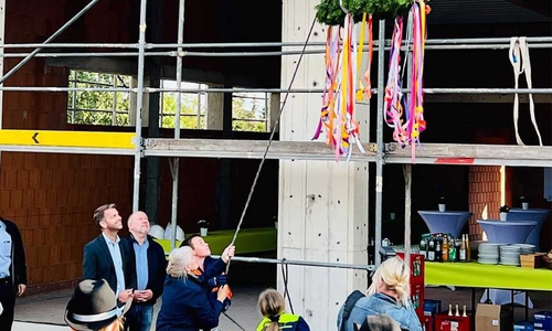 Hinauf mit der Richtkrone: Eine weitere Etappe für das neue Feuerwehrhaus in Hattorf ist geschafft.