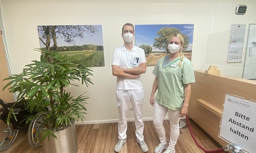 Bietet ab sofort eine Neurologie-Sprechstunde im MVZ Seesen an: Dr. med. Friedemann Seitzer, Facharzt für Neurologie, rechts Michelle Franke, Praxismanagerin des MVZ Seesen.