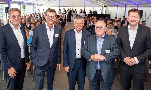 Oberbürgermeister Dr. Thorsten Kornblum, Frank-Michael Rösch (Standortrepräsentant Stadler Signalling Deutschland GmbH), Gastredner Hansjörg Hess (Präsident des Verwaltungsrates der Stadler Signalling AG), Albrecht Teich (Geschäftsführer der Stadler Signalling Deutschland GmbH) und Gerold Leppa (Geschäftsführer der Braunschweig Zukunft GmbH), begrüßten rund 150 Gäste zum 38. Braunschweiger Unternehmergespräch.