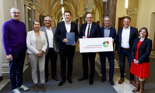  Michael Walther, Leiter des Referats Stadtentwicklung, Statistik, Vorhabenplanung; MdL Annette Schütze, Wendelin Göbel (Sprecher der Geschäftsführung der Allianz für die Region), Oberbürgermeister Dr. Thorsten Kornblum; Staatssekretär Matthias Wunderling-Weilbier, Ralf Sygusch (Verbandsdirektor Regionalverband Großraum Braunschweig), MdL Christoph Bratmann, Johanna Stiegler (Amt für regionale Landesentwicklung Braunschweig) bei der Übergabe des Förderbescheids. 
