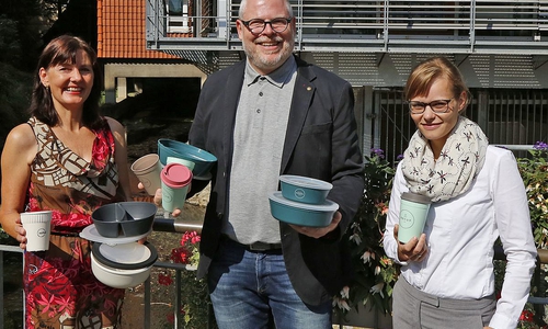 Dagmar Steffenhagen, Björn Reckewell und Klara Krüger zeigen Mehrwegsysteme.