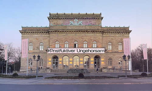 Staatstheater Braunschweig mit Schriftzug Constructive Disobedience
