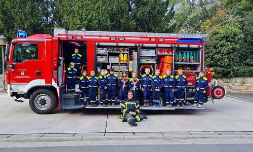 Mitglieder der Kinderfeuerwehr zusammen mit ihrem Kinderfeuerwehrwart Jason Taylor.