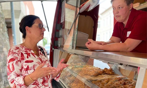 Veronika Koch mit Christina Hesse im Gespräch am Verkaufswagen der Bäckereimeisterin.