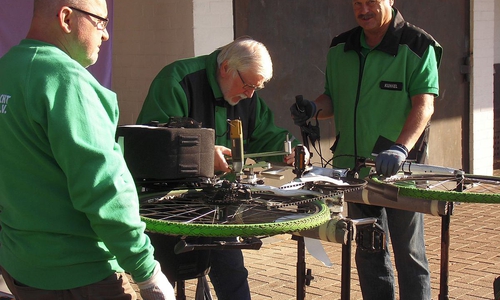 Codierteam der Verkehrswacht Wolfsburg, beim Codieren eines Fahrrades.