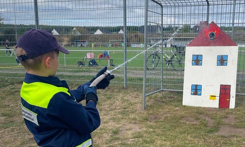 Die Kinderfeuerwehr zeigte ihr Können. Hier an der Kübelspritze.