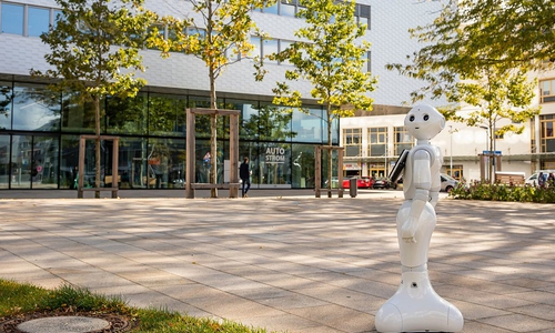 Mensch-Maschine-Interaktion: Es gibt bereits heute ein hohes Unterstützungspotential von digitaler Technologien im Alltag. Humanoider Roboter "Smarty" des phaeno vor dem Wolfsburger Nordkopf Tower.