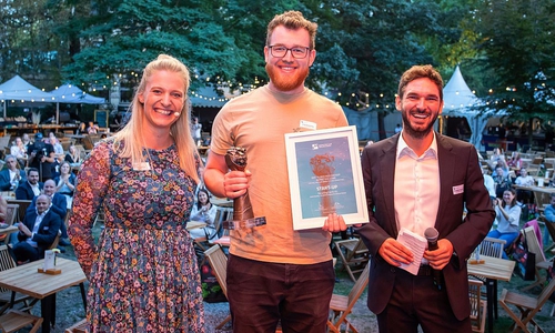 Gewinner des "Start-up-Löwen”: Die Recycling-Fabrik. Jonas Kieserling (Mitte), Technischer Leiter, freute sich über die Auszeichnung aus den Händen der Juroren Laura Wittig und Falk-Martin Drescher.