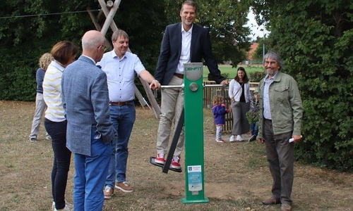 Axel Szybay,vom Vorstand der Stiftung Zukunftsfond Asse, sieht man die Freude an dem neuen Gerät an.