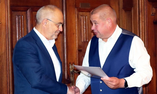 Stadtarchivar Martin Lehmann (li.) und Bürgermeister Wittich Schobert.