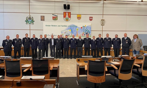 Foto der Ernennung der Ortsbrandmeister bzw. Stellvertreter im Ratssaal, v.l.: Rüdiger Kreismer, stellv. OBM Gebhardshagen (neu im Amt), Patrick Lindemann, OBM Gebhardshagen (neu im Amt), Matthias Urban, OBM Immendorf (wiedergewählt), Christian Rapp, OBM Hallendorf (wiedergewählt:), Dr. Steffen Sydow, stellv. OBM Gitter (neu im Amt), Sven Sydow, OBM Gitter (neu im Amt), Oberbürgermeister Frank Klingebiel, Jens Heinemann, OBM Üfingen (wiedergewählt), Guido von Einem, stellv. Stadtbrandmeister, Nils Grahe, stellv. OBM Thiede (wiedergewählt), Marc Borchardt, OBM Thiede (wiedergewählt), Heiko Wagner, stellv. OBM Salder (neu im Amt), Marcel Krause, OBM Salder (neu im Amt), Simon Hanisch, stellv. OBM Sauingen (neu im Amt), Henning Wöckener, OBM Sauingen (neu im Amt), Detlev Söhler, Stadtbrandmeister, Johann Schlecht, Löschbezirksführer West, Arne Sicks, Fachdienstleiter Feuerwehr und Frank Miska, Ausschussvorsitzender Feuerwehr und öffentliche Ordnung