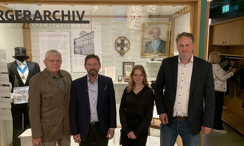 Roger Reckewell, Dr. Georg Backhaus, Meister vom Stuhl und Vorsitzender, Michelle Grimke, Volontärin des Museums Wf, und Markus Gröchtemeier, Stellv. Leiter des Museums WF (v. li.).