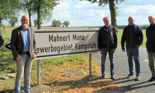 Hinweisschilder Mahnort Muna, Gemeindebürgermeister Andreas Busch (von links), Uwe Otte und Verwaltungsleiter Tobias Breske