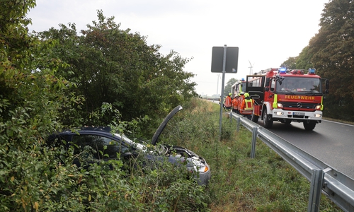Das Auto war in den Grünstreifen neben der Fahrbahn gerutscht.