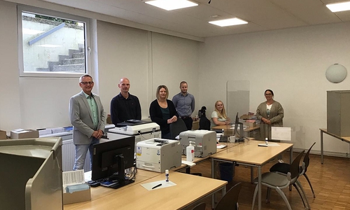 Samtgemeindebürgermeister Dirk Neumann, Tobias Isensee und das Wahlteam mit Tanja Rosenmüller, Sören Schnepf, Lea Heinrich und Anabel Schulz im Briefwahlzentrum.