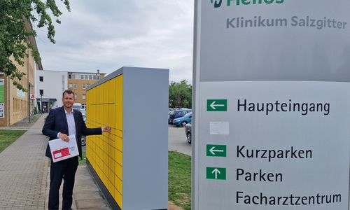 An der modernen DHL-Packstation am Helios Klinikum Salzgitter können ab sofort die ersten Pakete verschickt und in Empfang genommen werden. Klinikgeschäftsführer Sascha Kucera schickt das erste Paket auf die Reise.