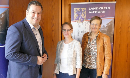 Landrat Tobias Heilmann begrüßt Marit Seehase (m.), Absolventin des Medizinmentoringprogrammes des Landkreises Gifhorn, nun als neue Ärztin im Gifhorner Gesundheitsamt.