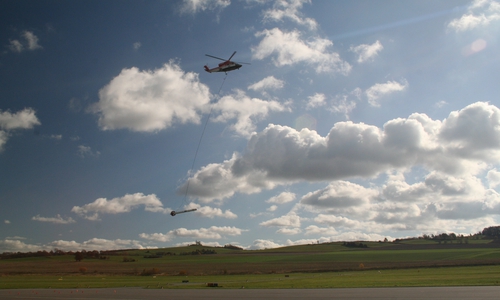 BGR-Hubschrauber mit Elektromagnetik-Sonde.