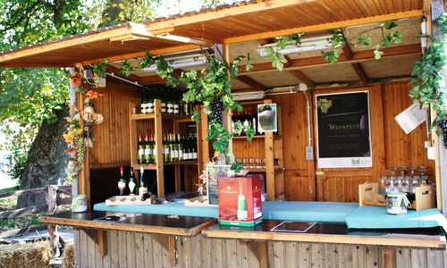 Das Weinfest lädt zu geselligen Stunden.