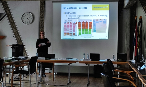 Die Digitalisierungsbeauftragte der Stadt Wolfenbüttel, Cara Kühn, erklärt im Wirtschafts- und Finanzausschuss den Sachstand zum Thema Digitalisierung bei der Stadtverwaltung.