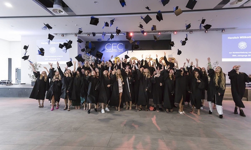 Der Hütewurf des gesamten Jahrgangs gehört zu den Ritualen am Abschlusstag der jungen Welfen