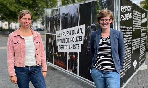 Louise Bohne (links) und Karoline Otte (rechts) besuchen Ausstellung gegen Polizeigewalt.
