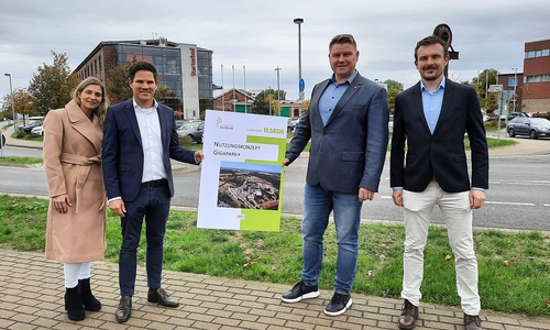 Joline Gruber (Wirtschaftsförderung Ilsede), Thomas Ahlswede-Brech (Allianz für die Region), Nils Neuhäuser genannt Holtbrügge (Bürgermeister Gemeinde Ilsede) und Sven Pape (Allianz für die Region)