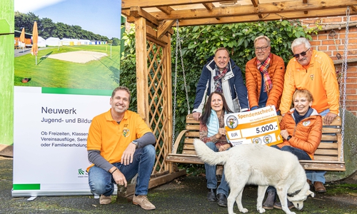 Thomas Wolff (WHK, li.), Michael Tilch (Förderverein Neuwerk, hinten li.), Dr. Roswitha Krum (Förderverein Neuwerk, sitzend li.), Volker Machura (WHK, hinten Mitte), Jürgen Kinzel (WHK, hinten re.) und Christiane Voss (WHK, sitzend re.)..